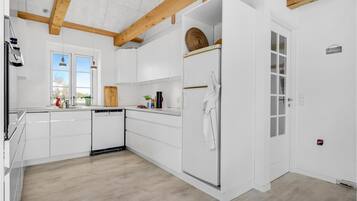 Jääkaappi, liesi, astianpesukone, kahvin-/teenkeitin