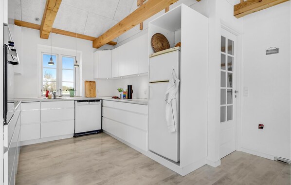 Réfrigérateur, plaque de cuisson, lave-vaisselle, cafetière/bouilloire