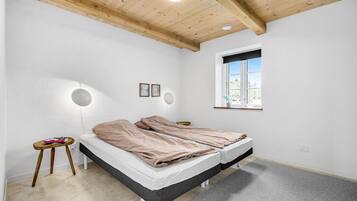 3 bedrooms, travel crib, WiFi (free)