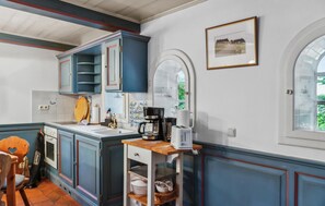 Kühlschrank, Herdplatte, Wasserkocher mit Kaffee-/Teezubehör
