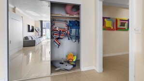 Ein Zimmer mit einer Schiebetür zu einem Kleiderschrank mit verschiedenen Gegenständen wie Taschen und einem Spielzeug.