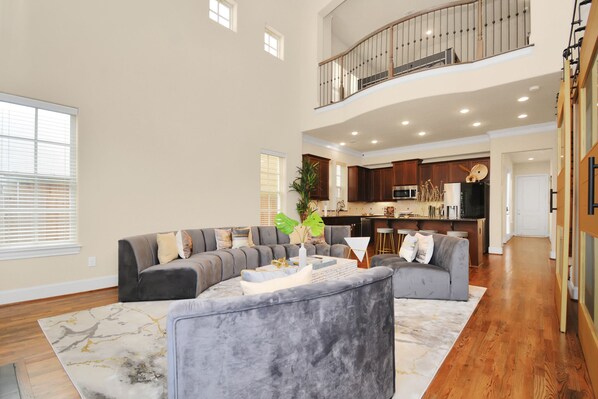 Smart TV, chimenea, videojuegos y tenis de mesa 