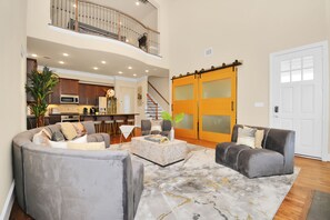 Smart TV, chimenea, videojuegos y tenis de mesa 