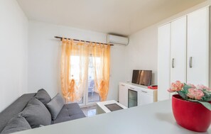 TV - Cozy apartment in Stinjan with kitchen (Stinjan)