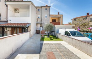 المنطقة المحيطة بالمنشأة