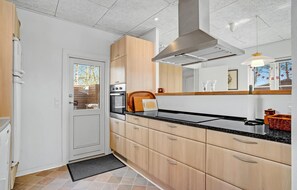 ثلاجة، موقد طهي مسطح، غسالة أطباق، ماكينة لصنع القهوة/الشاي