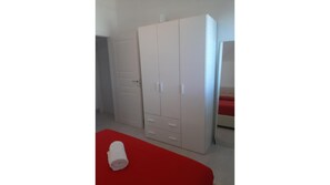 2 Schlafzimmer, Bügeleisen/Bügelbrett