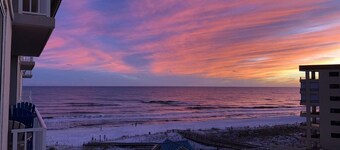BEACHFRONT PENTHOUSE CORNER - THE EMERALD BLUE AT ISLAND PRINCESS