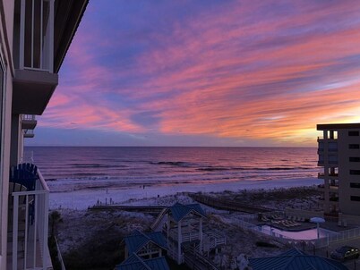 BEACHFRONT PENTHOUSE CORNER - THE EMERALD BLUE AT ISLAND PRINCESS