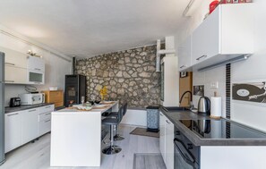 Fridge, microwave, oven, stovetop - 1 bedroom beautiful apartment in Bakar (Bakar)