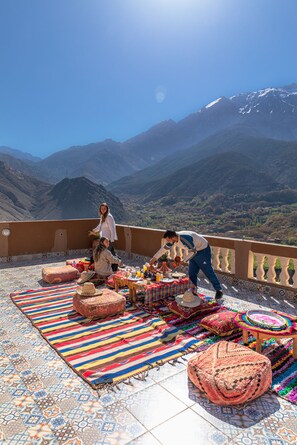 تناول الطعام ب الخارج