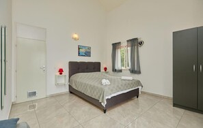 1 bedroom, travel cot, free WiFi, bed sheets - 1 bedroom beach front apartment in Saplunara (Saplunara)