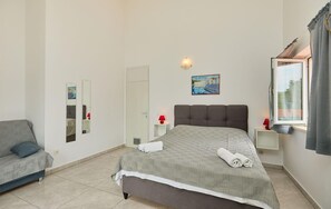 1 chambre, lit parapluie, Wi-Fi gratuit, draps fournis