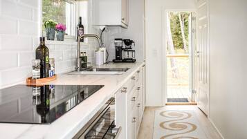 Kylskåp, ugn, spishäll och diskmaskin