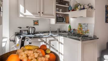 Kühlschrank, Mikrowelle, Wasserkocher mit Kaffee-/Teezubehör