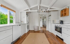 Fridge, stovetop, dishwasher, coffee/tea maker - Amazing home in Rødvig Stevns with WiFi (Rødvig Stevns)