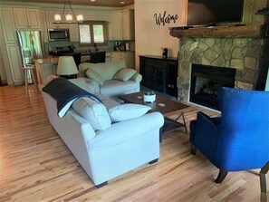 Smart TV, fireplace, DVD player - Serene Lakefront Cabin with Dock/Kayaks/Canoe & Fire Pit!! (Sapphire)