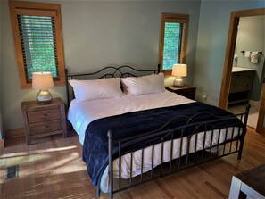 3 bedrooms, desk, iron/ironing board, free WiFi - Serene Lakefront Cabin with Dock/Kayaks/Canoe & Fire Pit!! (Sapphire)
