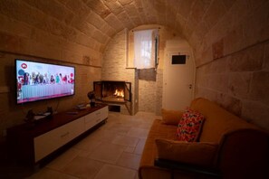 Smart TV y chimenea 