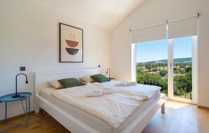 3 bedrooms, in-room safe, free WiFi, bed sheets