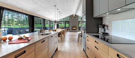 Køleskab, ovn, opvaskemaskine, kaffe-/temaskine