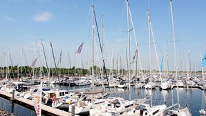 Ein Yachthafen mit zahlreichen Segelbooten an der Pier.