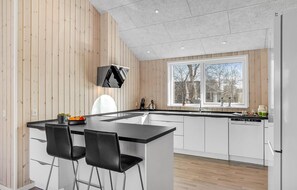 ثلاجة، موقد طهي مسطح، غسالة أطباق، ماكينة لصنع القهوة/الشاي