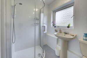 Bruser, hårtørrer, håndklæder, Toiletpapir