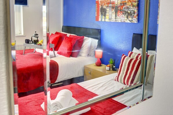 3 bedrooms, iron/ironing board, travel crib, free WiFi - Central 3-bed House, sleeps 8 by MBiZ (Northampton)