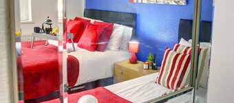 Central 3-bed House, sleeps 8 by MBiZ