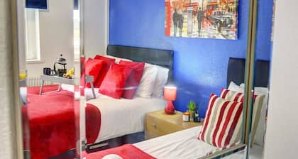 Central 3-bed House, sleeps 8 by MBiZ