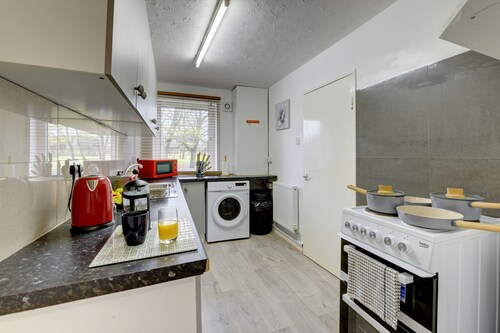Central 3-bed House, sleeps 8 by MBiZ