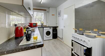 Central 3-bed House, sleeps 8 by MBiZ