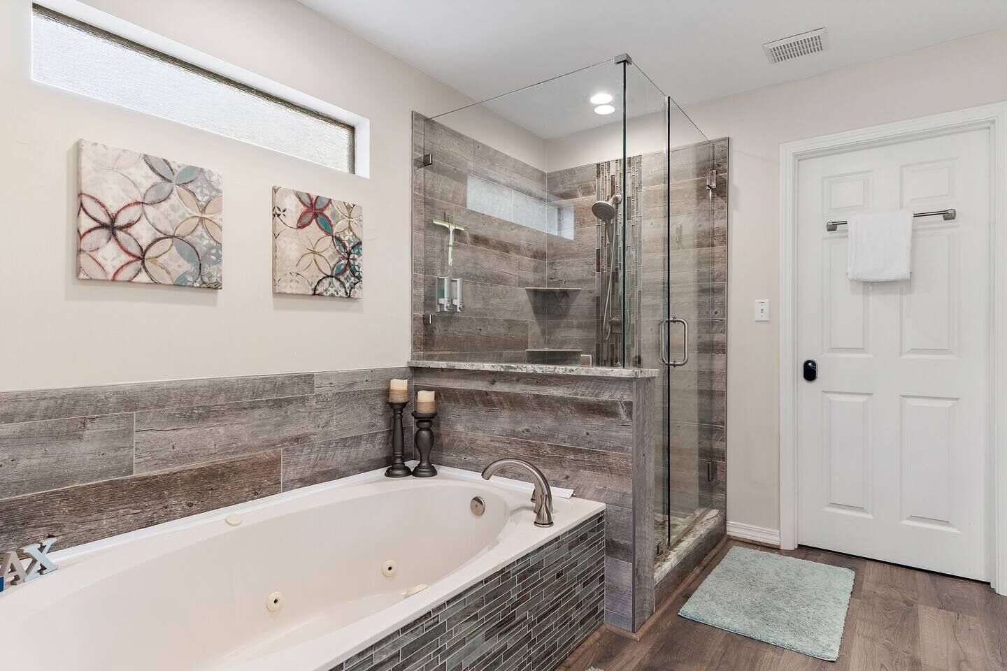 Combined shower/tub, hair dryer, towels