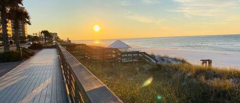 بالقرب من الشاطئ