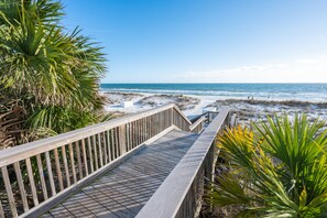 Una playa cerca, sillas reclinables de playa