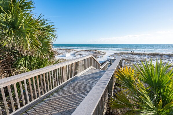 Playa en los alrededores y camastros