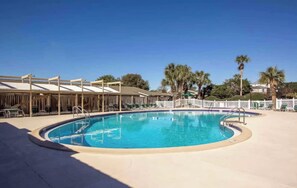 A heated pool - Walk to Beach | Heated Pool | Free Resort Amenities 🌴🏖️ (Miramar Beach)