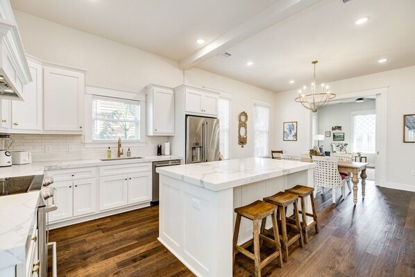 KĂŒhlschrank, Mikrowelle, Ofen, Herdplatte