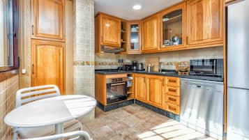 Fridge, oven, stovetop, dishwasher