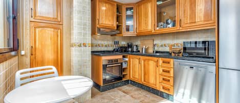 Fridge, oven, stovetop, dishwasher