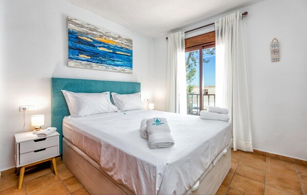 3 bedrooms, travel cot, free WiFi, bed sheets