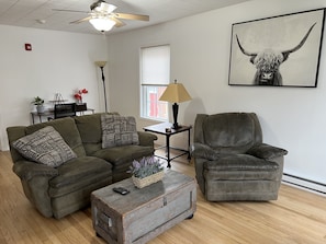 Een smart-tv, videogames, boeken en een kantoor