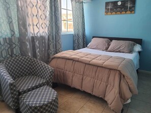 1 habitación, caja de seguridad en la habitación y muebles diferentes 