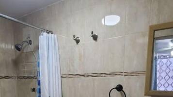 Regadera, regadera con hidromasaje, amenidades de baño gratuitas