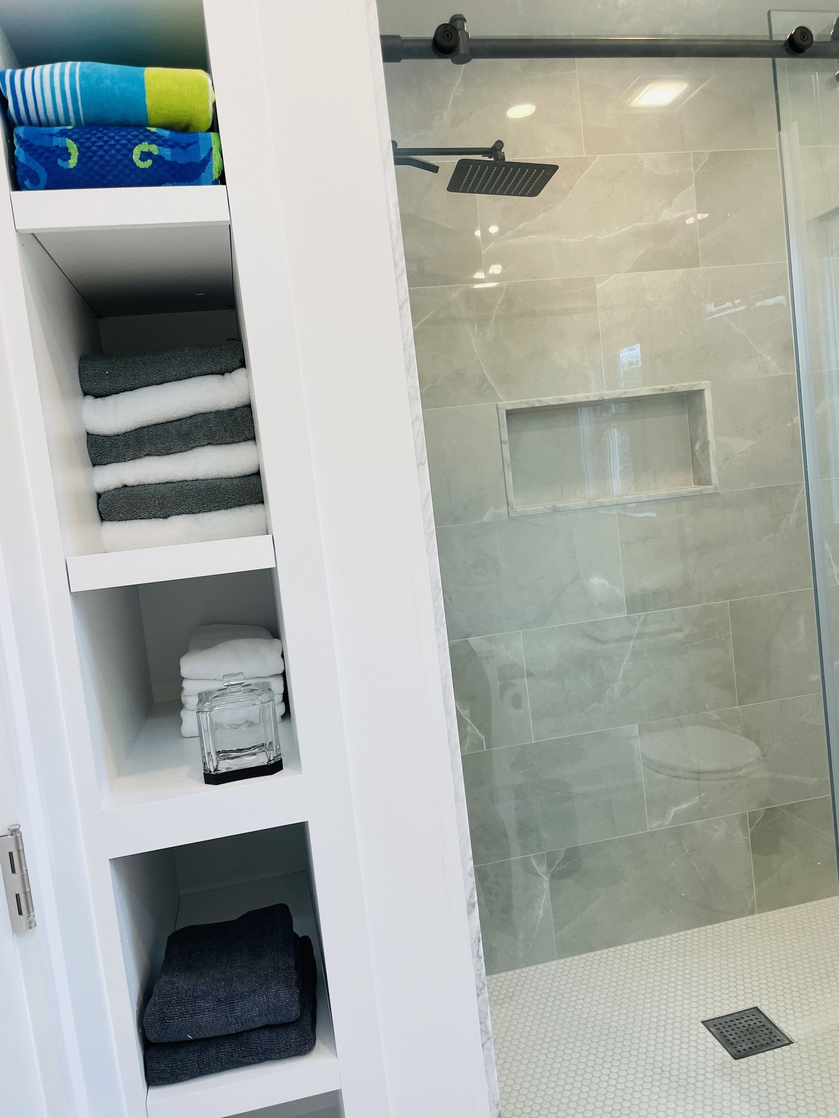 Dusche, Haartrockner, Handtücher, Toilettenpapier
