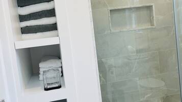 Dusche, Haartrockner, Handtücher, Toilettenpapier