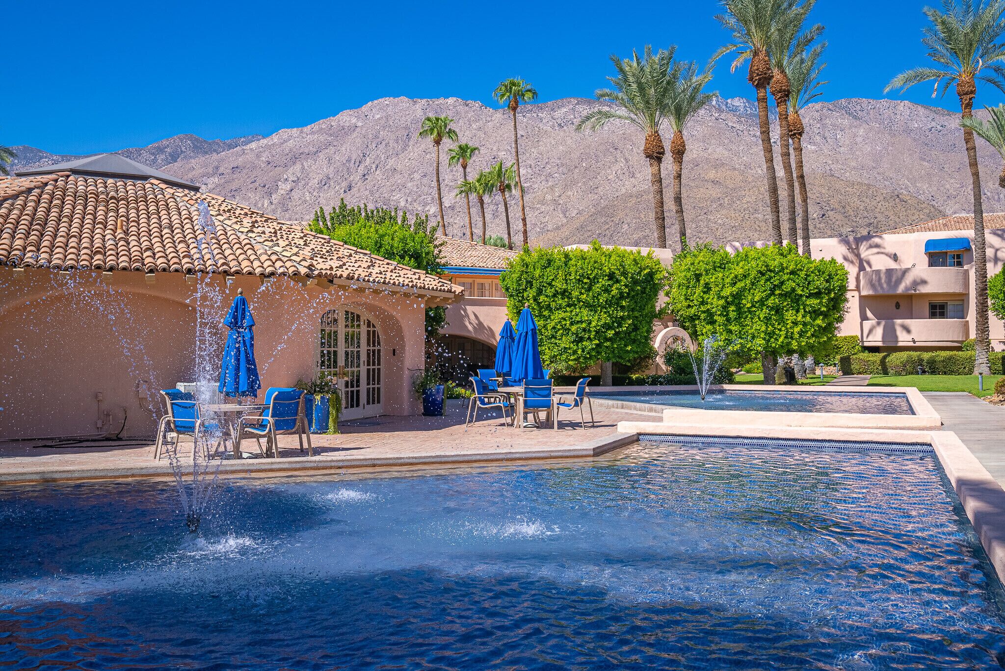 Een buitenzwembad en een verwarmd zwembad