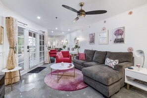 Smart TV - Beautiful Contemporary Condo 2 blocks To Downtown. Exceptionally Immaculate! ##  (Palm Springs)