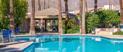 Utomhuspool och uppvärmd pool